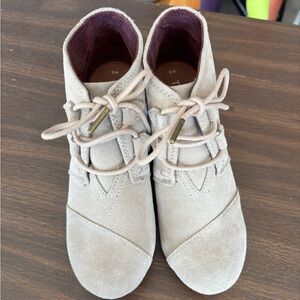 NWT! Tom’s Kala Suade Booties - women’s size 6